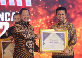 Wakil Gubernur Jatim Emil Elestianto Dardak menerima Top 5 anugerah Garda Nasional Bumi dan Bencana (Garnas Buana) tahun 2022 Kategori Garda Siap Sigap Sakti.