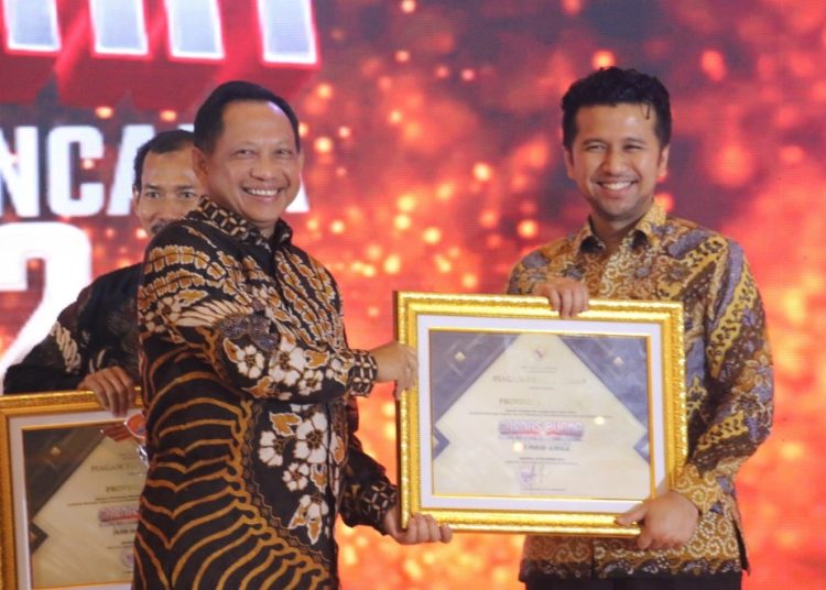 Wakil Gubernur Jatim Emil Elestianto Dardak menerima Top 5 anugerah Garda Nasional Bumi dan Bencana (Garnas Buana) tahun 2022 Kategori Garda Siap Sigap Sakti.