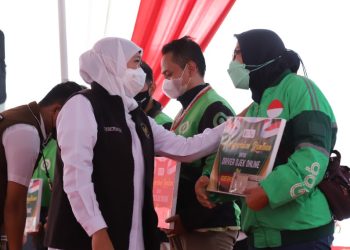 Gubernur Jawa Timur Khofifah Indar Parawansa dalam salah satu kegiatan bersama para driver ojol.