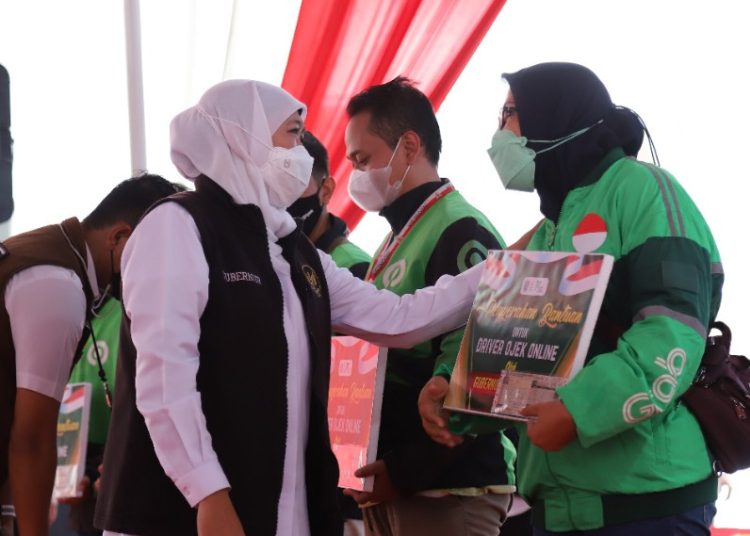 Gubernur Jawa Timur Khofifah Indar Parawansa dalam salah satu kegiatan bersama para driver ojol.
