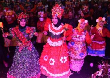 Salah satu penampilan warga dalam awarding Surabaya Smart City (SSC) tahun 2022 di halaman Balai Kota Surabaya.