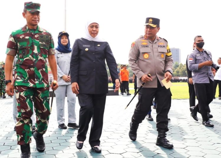 Gubernur Jawa Timur Khofifah Indar Parawansa  didampingi Pangdam V/Brawijaya Mayjen TNI Nurchahyanto, Kapolda Jawa Timur Irjen Pol Toni Harmanto dalam apel pengamanan Natal dan Tahun Baru.