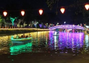 Wisata perahu Kalimas, salah satu objek wisata Surabaya.