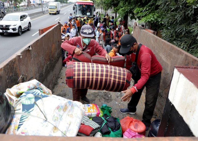 Proses pemindahan warga Kampung 1001 Malam ke Rumah Susun Sederhana Sewa (Rusunawa) Sumur Welut.