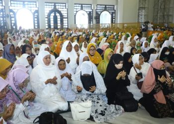 Khotmil Quran dan Istghosah Kubro ke-IX Mabin TPQ An- NahdIiyah Pesantren Langitan di Masjid Nasional Al-Akbar Surabaya.