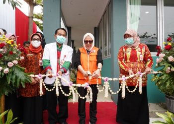 Pengguntingan untaian melati oleh Bupati Bojonegoro Anna Mu'awanah sebagai tanda dibukanya Poliklinik Wijaya Kusuma di RSUD dr R. Sosodoro Djatikoesoemo.
