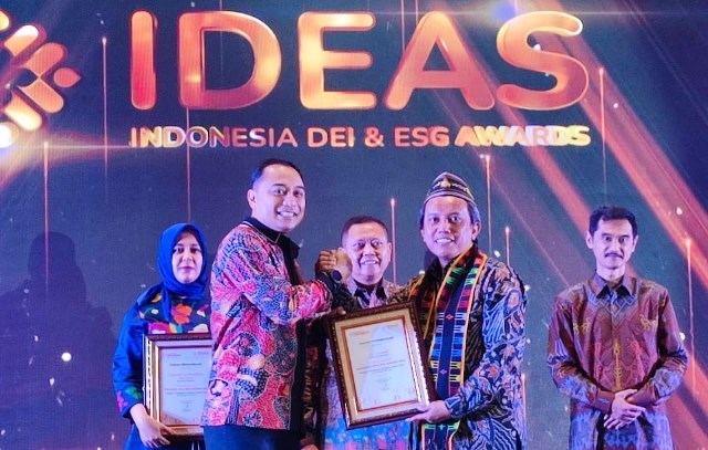 Salah satu penghargaan yang diterima Wali Kota Surabaya Eri Cahyadi.