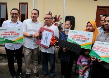 Penyerahan secara simbolis bantuan dari Pemkot Surabaya, Baznas dan PDAM Surya Sembada kepada korban kebakaran di Jalan Kedondong Kidul II, Kelurahan Tegalsari, Kecamatan Tegalsari, Surabaya.
