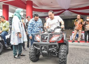 Wali Kota Surabaya Eri Cahyadi menjajal ATV bantuan dari PT HM Sampoerna Tbk di halaman Balai Kota Surabaya.