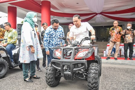 Wali Kota Surabaya Eri Cahyadi menjajal ATV bantuan dari PT HM Sampoerna Tbk di halaman Balai Kota Surabaya.