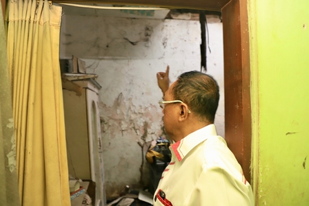 Wakil Wali Kota Surabaya Armuji mengecek salah satu rumah warga.