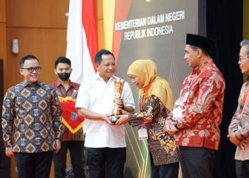Mendagri Jenderal Polisi (Purn) Muhammad Tito Karnavian menyerahkan penghargaan kepada Gubernur Jatim Khofifah Indar Parawansa di ruang Sasana Bhakti Praja Kemendagri Jakarta.