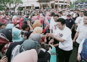 Wakil Gubernur Jawa Timur Emil Dardak dalam Mlaku Bareng di peringatan Hari Guru di Magetan.