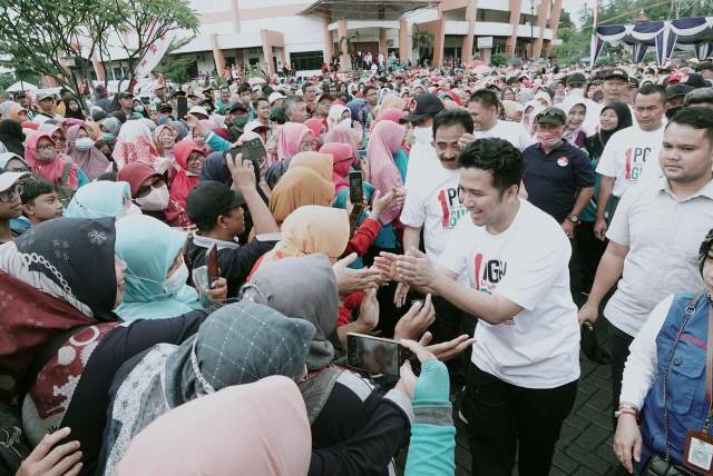 Wakil Gubernur Jawa Timur Emil Dardak dalam Mlaku Bareng di peringatan Hari Guru di Magetan.