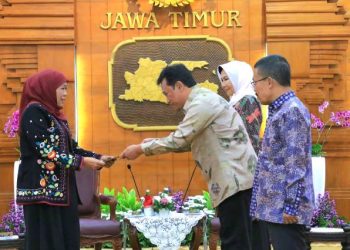 Gubernur Jawa Timur Khofifah Indar Parawansa menyerahkan SK pengangkatan Plh wali kota Batu kepada Zadim Efisiensi disaksikan Wali Kota Batu Dewanti Rumpoko dan Wakil Wali Kota Batu Punjul Santoso.