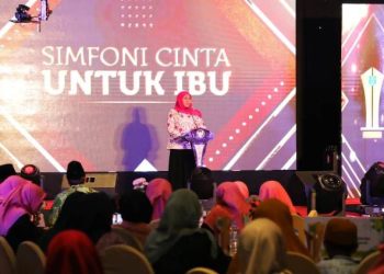 Gubernur Jatim Khofifah Indar Parawansa dalam acara Fatayat NU Award bertema 'Simfoni Cinta untuk Ibu' di Hotel Mercure Grand Mirama Surabaya.