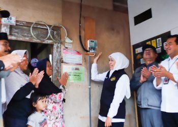 Gubernur Jawa Timur Khofifah Indar Parawansa dalam kegiatan peresmian bantuan Instalasi Rumah Sambungan Rumah (IRSR) dan penyerahan token listrik gratis di Tugu Park, Desa Tugu, Kecamatan Sendang, Tulungagung.