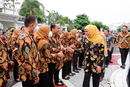 Gubernur Jawa Timur Khofifah Indar Parawansa menyalami ASN usai apel akhir tahun 2022.