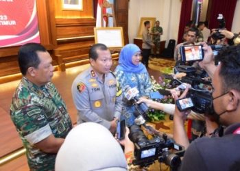 Kapolda Jatim Irjen Pol Toni Harmanto bersama Gubernur Jawa Timur Khofifah Indar Parawansa dan Pangdam V Brawijaya Mayjend TNI Farid Makruf usai penandatanganan komitmen bersama untuk mengantisipasi gangguan pergantian  tahun baru 2023 di Jatim.