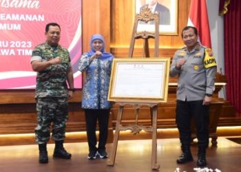 Gubernur Jawa Timur Khofifah Indar Parawansa bersama Kapolda Jatim Irjen Pol Toni Harmanto dan Pangdam V Brawijaya Mayjend TNI Farid Makruf usai penandatanganan komitmen bersama untuk mengantisipasi gangguan pergantian  tahun baru 2023 di Jatim.