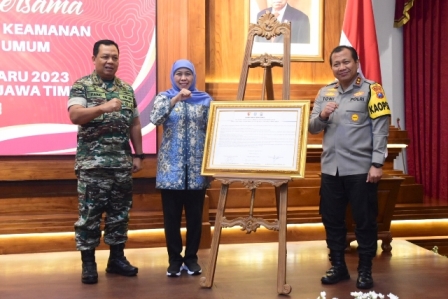 Gubernur Jawa Timur Khofifah Indar Parawansa bersama Kapolda Jatim Irjen Pol Toni Harmanto dan Pangdam V Brawijaya Mayjend TNI Farid Makruf usai penandatanganan komitmen bersama untuk mengantisipasi gangguan pergantian tahun baru 2023 di Jatim.