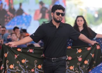 Fashion show yang digelar dalam puncak peringatan Hari Ibu di Balai Kota Surabaya.