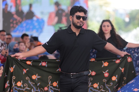 Fashion show yang digelar dalam puncak peringatan Hari Ibu di Balai Kota Surabaya.