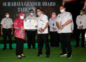 Ketua Tim Penggerak (TP) PKK Surabaya Rini Indriyani memberikan hadiah kepada pemenang Surabaya Gender Award (SGA) 2022.