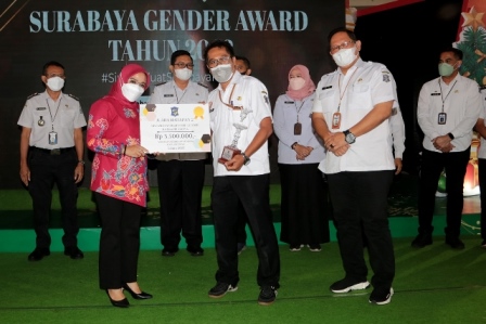 Ketua Tim Penggerak (TP) PKK Surabaya Rini Indriyani memberikan hadiah kepada pemenang Surabaya Gender Award (SGA) 2022.