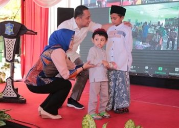 Wali Kota Surabaya Eri Cahyadi dan Ketua TP PKK Surabaya, Rini Indriyani menyapa peserta khitanan massal.