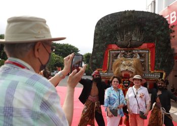 Para wisatawan mancanegara disambut atraksi reog di halaman Balai Kota Surabaya.