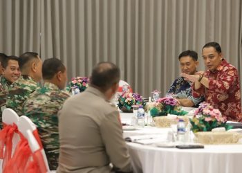 Wali Kota Surabaya Eri Cahyadi dalam rapat dengan Forkopimda Surabaya membahas pengamanan Natal dan Tahun Baru 2023.