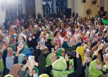 Salawat dan doa akhir tahun 2022 - awal tahun baru masehi 2023 di ruang utama Masjid Nasional Al Akbar Surabaya.