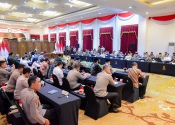 Rapat koordinasi terkait perlintasan kereta api antara Pemprov Jatim, Polda Jatim dan bersama Forkopimda di Gedung Negara Grahadi.