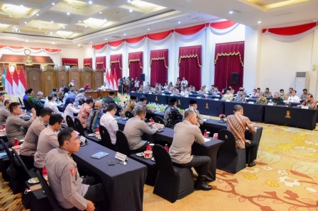 Rapat koordinasi terkait perlintasan kereta api antara Pemprov Jatim, Polda Jatim dan bersama Forkopimda di Gedung Negara Grahadi.