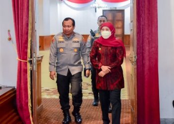 Kapolda Jawa Timur Irjen Pol Toni Harmanto dan Gubernur Jatim Khofifah Indar Parawansa di sela rapat koordinasi terkait perlintasan kereta api bersama Forkopimda di Gedung Negara Grahadi.
