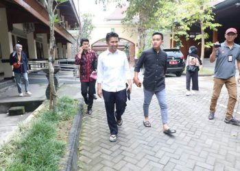 Wakil Gubernur Jawa Timur Emil Elestianto Dardak silaturahmi dengan Wali Kota Surakarta Gibran Rakabuming Raka di Balai Kota Surakarta.