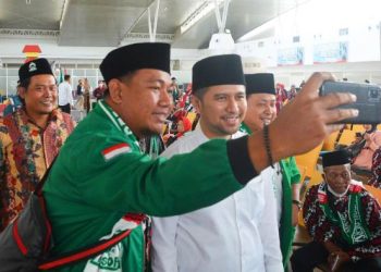 Wakil Gubernur Jawa Timur Emil Elestianto Dardak di sela pelepasan peserta umrah akbar di Bandar Udara Juanda Terminal 2, Sidoarjo.