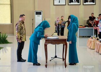Ketua TP PKK sekaligus Ketua Dekranasda Jawa Timur Arumi Bachsin melantik Penjabat (Pj) Ketua Tim Penggerak PKK sekaligus Plt Ketua Dekranasda Kota Batu Dwi Mardiana Susilawati Aries Agung Paewai.