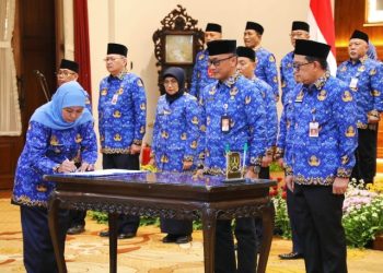 Pengukuhan Dewan Pengurus Korps Pegawai Republik Indonesia (KORPRI) Jawa Timur masa bakti 2022-2027di gedung Negara Grahadi Surabaya.