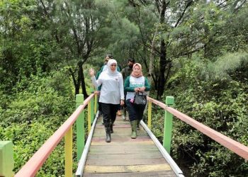 Gubernur Jawa Timur Khofifah Indar Parawansa dalam Festival Mangrove Jawa Timur Ke-III di Wisata Bahari Tlocor dan Pulau Lusi, Desa Kedungpandan, Kecamatan Jabon, Kabupaten Sidoarjo.