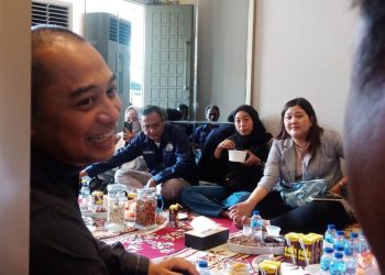 Wali Kota Surabaya Eri Cahyadi menerima kedatangan para tamu usai pulang menjalankan ibadah umrah.