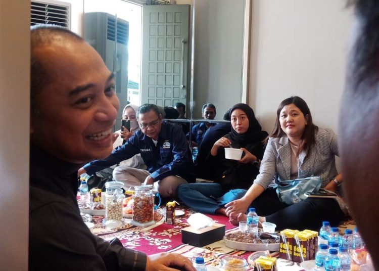 Wali Kota Surabaya Eri Cahyadi menerima kedatangan para tamu usai pulang menjalankan ibadah umrah.