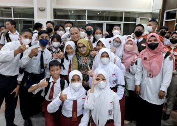 Wali Kota Surabaya Eri Cahyadi bersama para pelajar di sela launching Duta Ketentraman dan Ketertiban Umum (Trantibum).