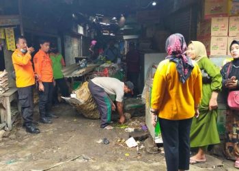 Kegiatan bersih-bersih pasar lama yang dilakukan Pemkab Bojonegoro.