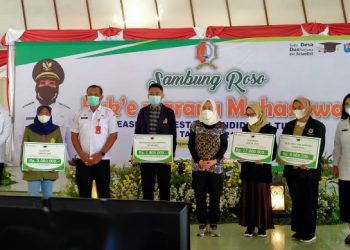 Penyerahan beasiswa prestasi secara simbolis dalam acara Sambung Roso Buk'e Marang Mahasiswa tahun 2021.