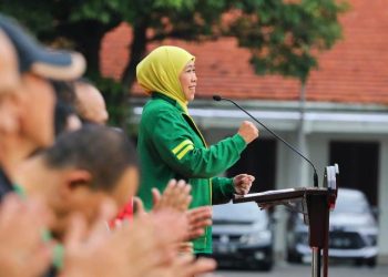 Gubernur Jawa Timur Khofifah Indar Parawansa dalam apel peresmian Puslatda Jatim 100-V KONI Provinsi Jatim Tahun 2023 di halaman gedung Negara Grahadi Surabaya.