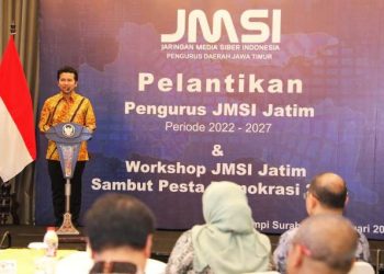 Wakil Gubernur Jatim Emil Elestianto Dardak memberikan sambutan dalam pelantikan pengurus Jaringan Media Siber Indonesia (JMSI) Jatim periode 2022-2027.