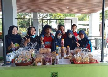Sejumlah siswa berfoto bersama di Pasar Wisata Bojonegoro.