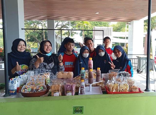 Sejumlah siswa berfoto bersama di Pasar Wisata Bojonegoro.